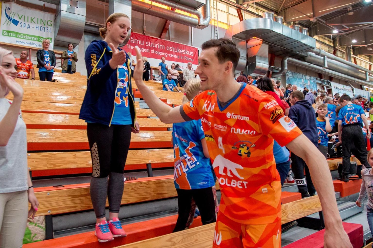 Temporündaja Toms Švans paistis Pärnu tiimi hooaja avamatšis silma nii oma “osakonnas” kui servijoone taga. 