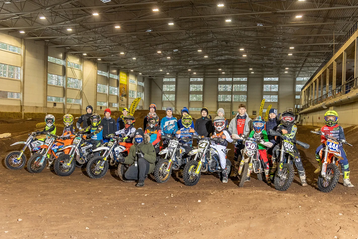 Tanel Leok ja noored motosportlased.