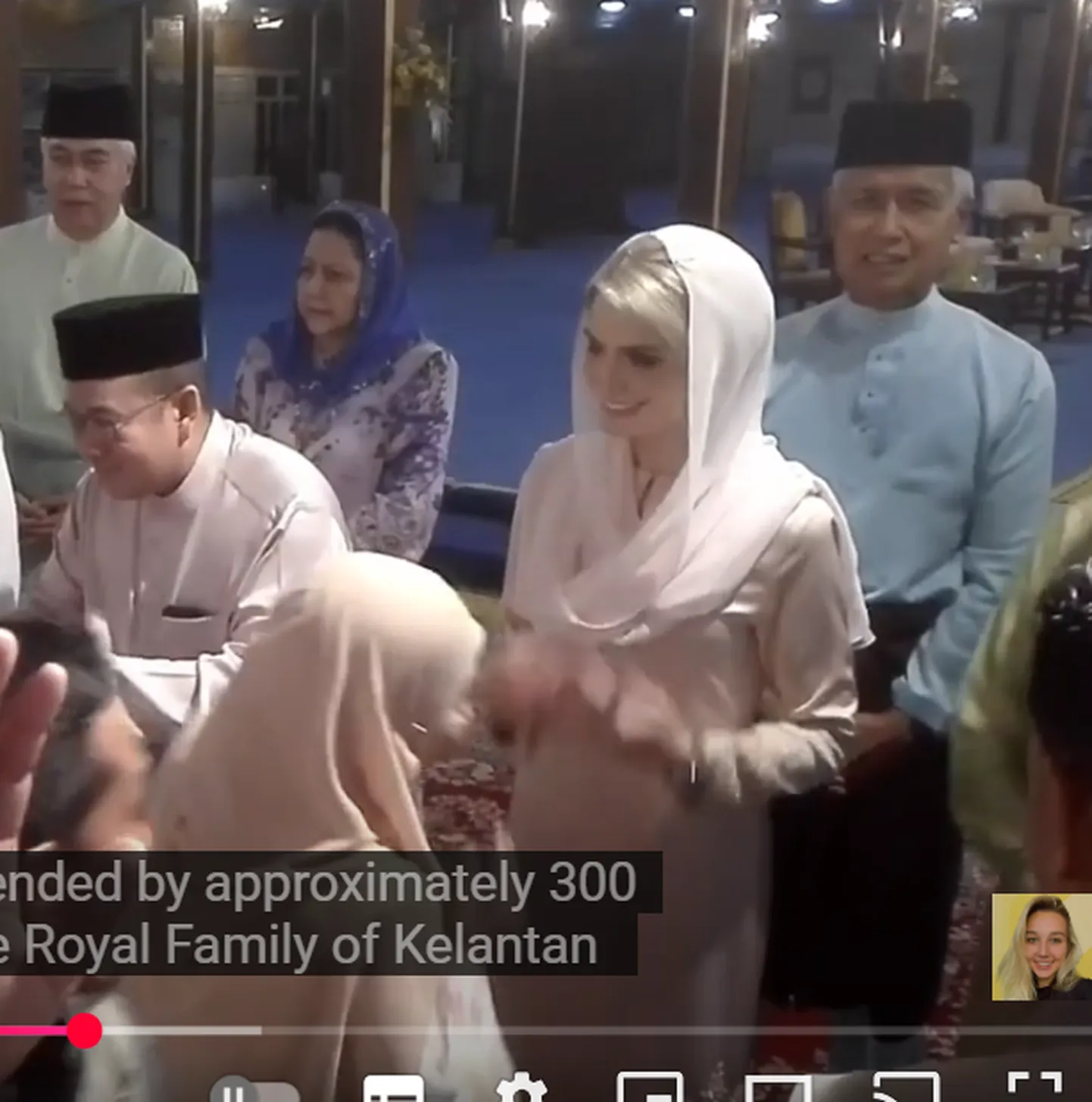 Malaisia Kelantani osariigi printsess on rootslanna Sofie Louise (roosa rätikuga). Tema kõrval on ta abikaasa, prints Tengku Muhammad Faiz Petra.
