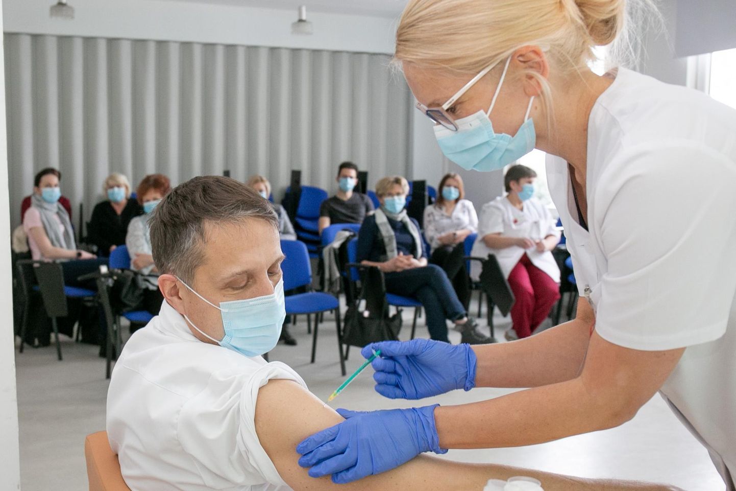 Eestis on COVID-19 vastu vaktsineerimisi tehtud 78 576 inimesele, kaks doosi on saanud 33 927 inimest. Pildil on Viljandi haigla juhatuse esimees Priit Tampere ja Kadri Kõivumägi.
 