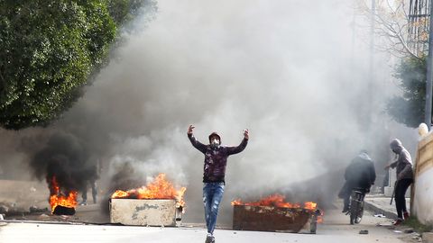 Galerii: Tuneesia politsei kasutas meeleavaldajate vastu pisargaasi