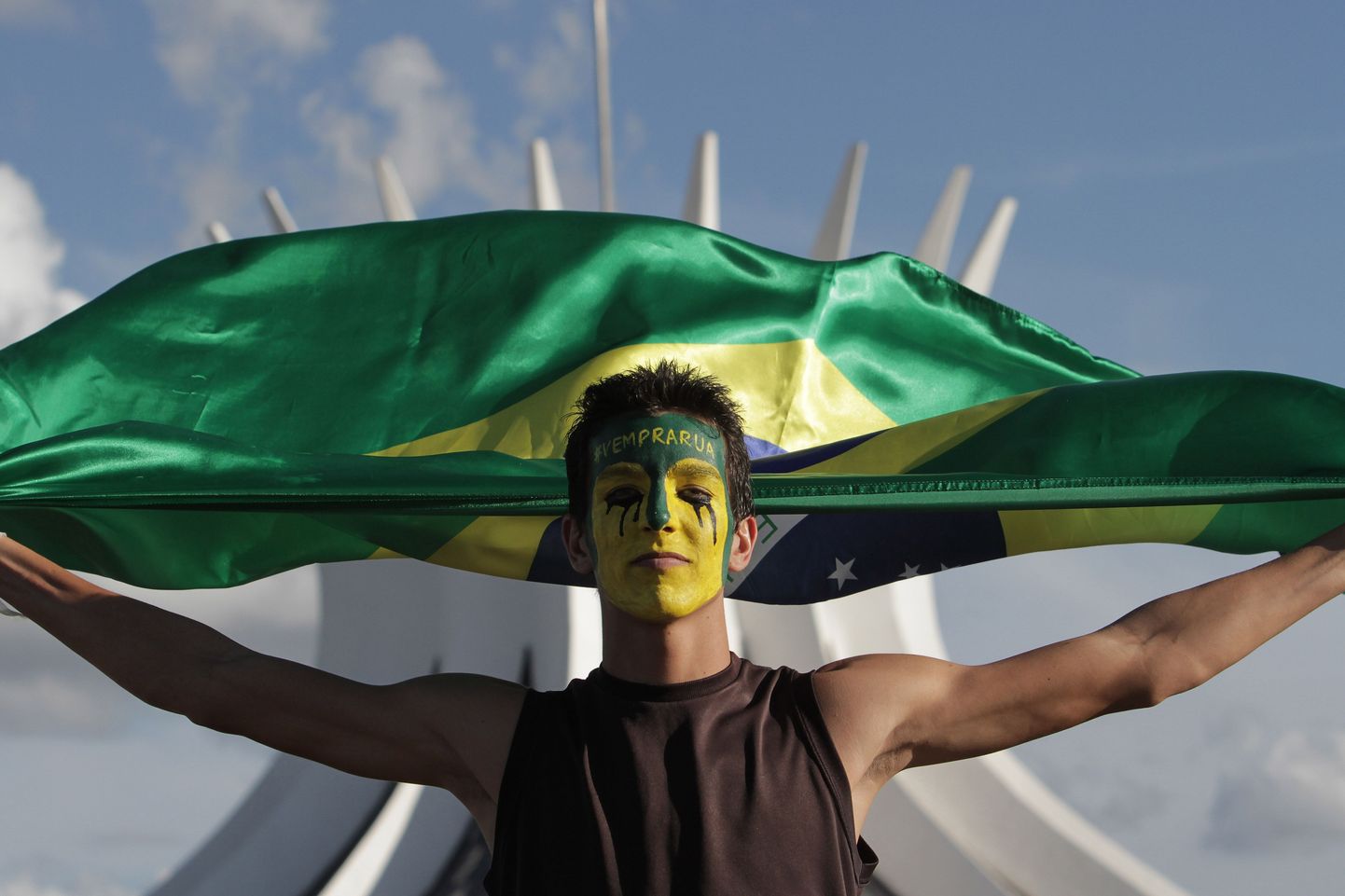 Transpordikulude tõusu vastu protesteerija Brasiilia lipuga.