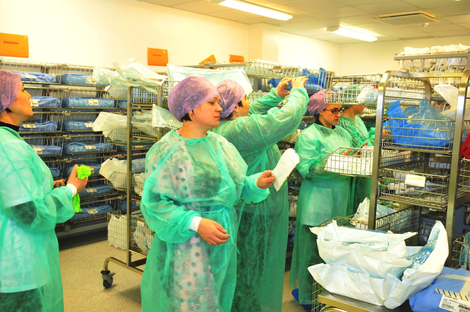 Moldovlased tutvuvad kliinikumis põhjalikult ka sellega, kuidas on steriilsete ja pakendatud instrumentide komplektide hoiustamine korraldatud.