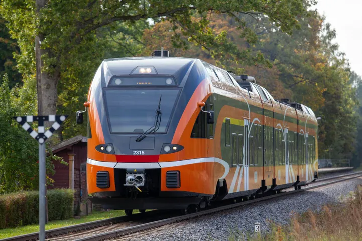Palav ilm jättis rongi jaama ja sundis sõitjad bussi istuma