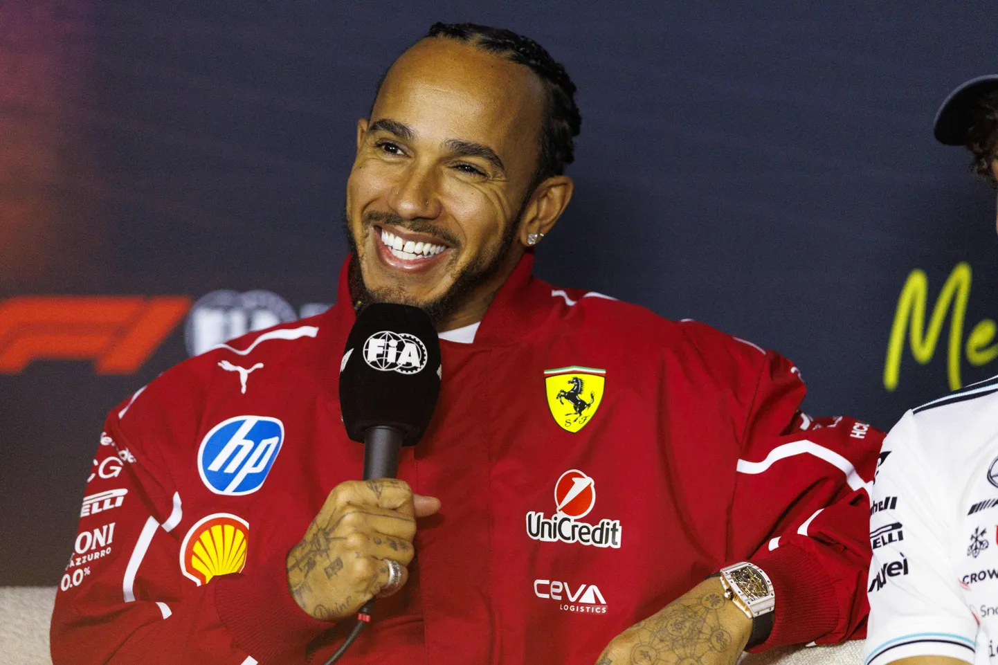 Oleme ausad, vaatepilt on imelik, sest seitsmekordne maailmameister Lewis Hamilton kannab Ferrari punast rüüd. 2007–12 sõitis Hamilton McLarenis ja 2013–23 Mercedeses, aga otsustas nüüd 40-aastasena võta vastu uue väljakutse ja püüda kaheksandat individuaalset MM-tiitlit Ferrari ridades. Kui Melbourne'is sajab pühapäeval vihma, tõstab see Hamiltoni võidušanssi, sest märg rada on tema leib.