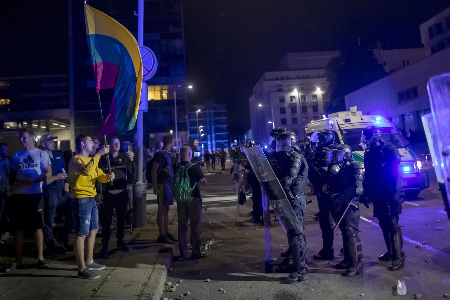 Märulipolitsei ja meeleavaldajad Leedu seimi juures.