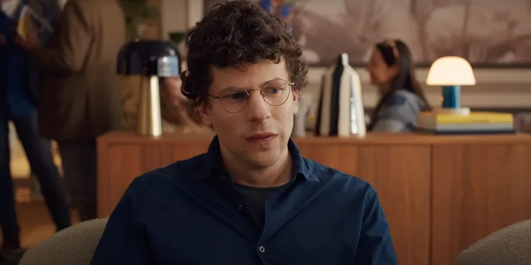 Jesse Eisenberg mängib peaosa iseenda lavastatud filmis «Tõeline valu»​.