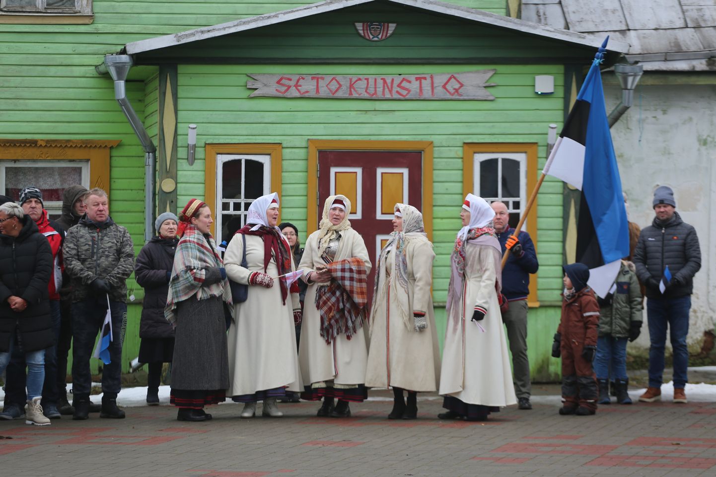 Valitsuskomisjon arutab kuu lõpus piiriala elanike muresid. Pildil vabariigi aastapäeva tähistamine Obinitsas.