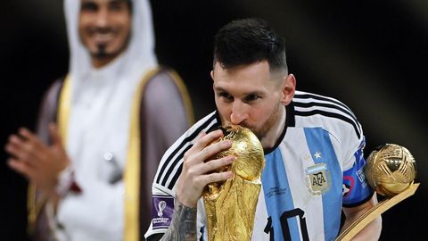 GALERII ⟩ Messi tunnistati MMi parimaks mängumeheks, Mbappele ulatati kuldne jalgpallisaabas