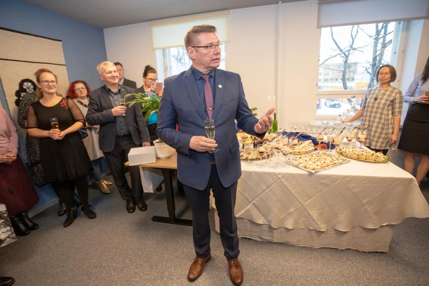 Rahvakultuuri keskus kolis Viljandisse 2019. aasta hakul. Tuleval aastal peab see toime tulema kümnendiku võrra väiksema rahakotiga kui tänavu. Direktor Kalle Visteri (keskel) sõnul on see raske, kuid siiski võimalik.