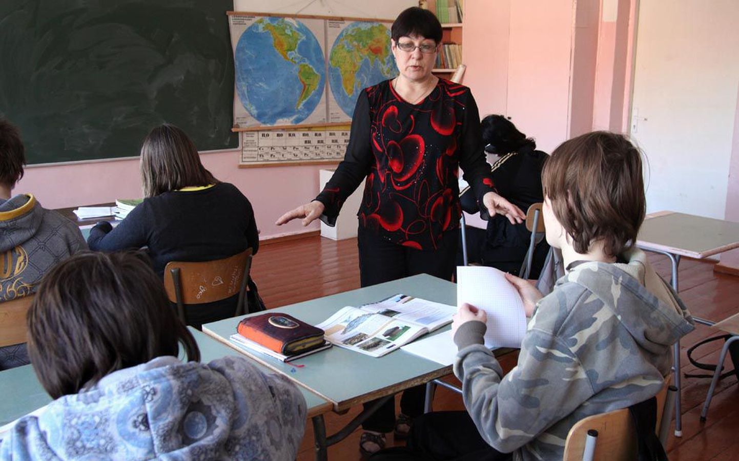 Sindi gümnaasiumi vene õppekeelega 5.-9. klassis õpib viie klassi peale kokku 14 last. Pildile jäi tunnis 7.-8. liitklass ning keemia- ja bioloogiaõpetaja Tatjana Estreich.
