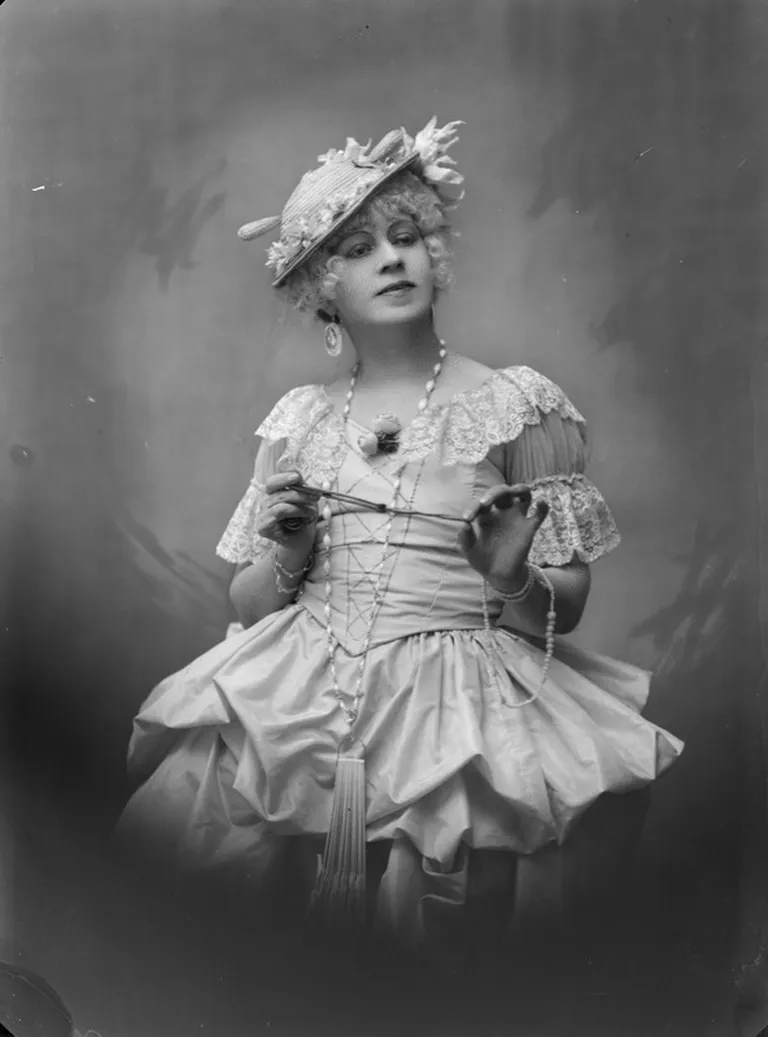Foto, Olga Mikk-Krull, Philine osas, Ambroise Thomas´ ooper, Mignon, Estonia, 1927, ETMM _ 4868 Fk 246/kl, Eesti Teatri- ja Muusikamuuseum