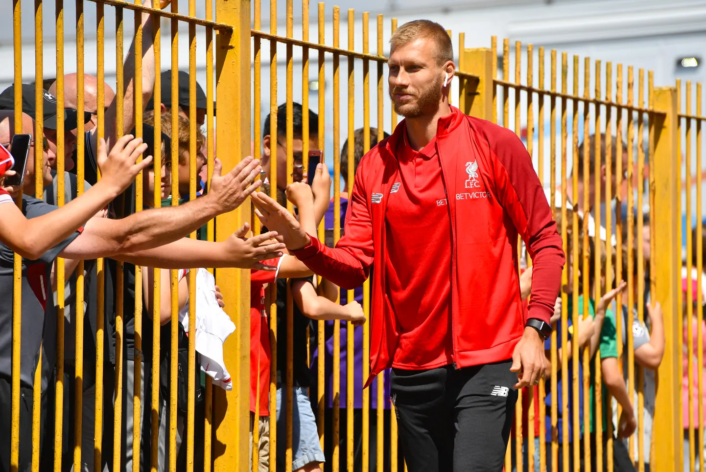 Ragnar Klavan fännidega patsu löömas.