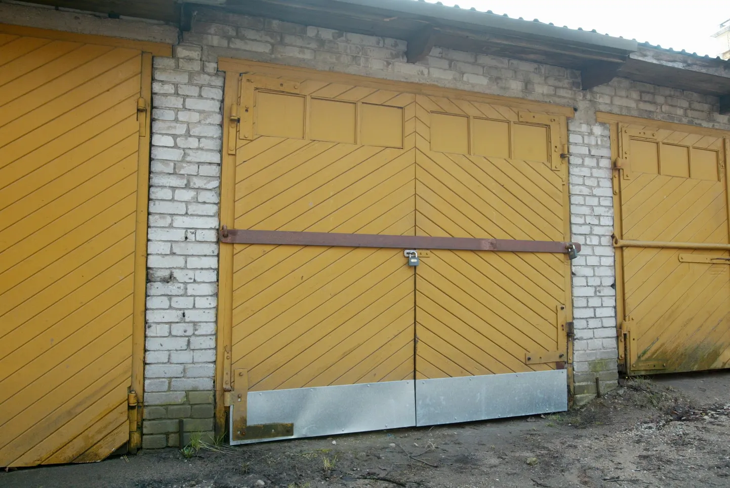 Põhja-Tallinna linnaosas asuvad mitmed hooletusse jäetud garaažid.