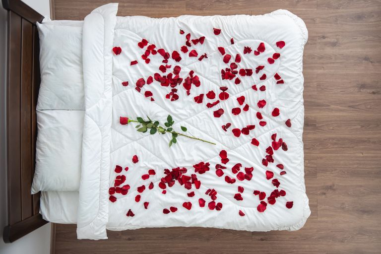 Kas roosikroonlehtedega kaetud voodi tundub ka sulle romantiline? Aga hilisem koristamine?