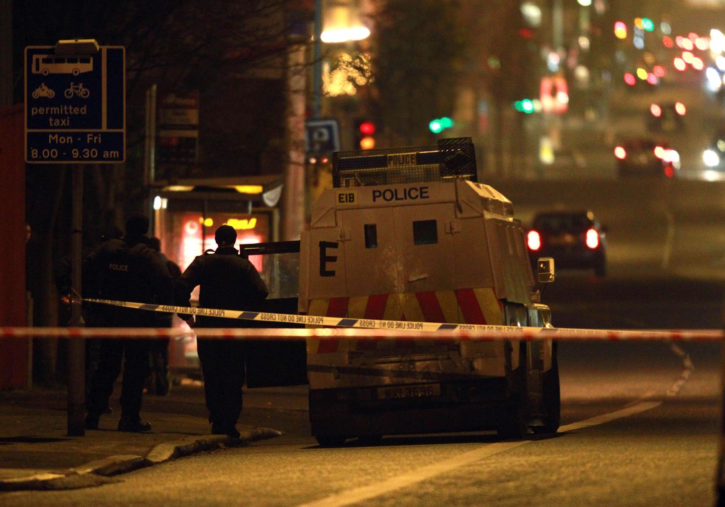 Korrravalvurid ja politseilindid Ida-Belfastis, kus märatsev jõuk ründas autos istunud politseinikku.
