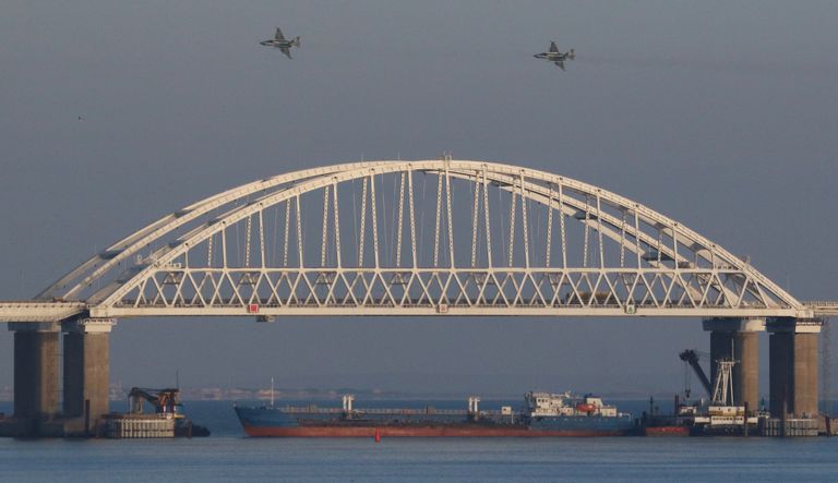 Venemaa sulges läbipääsu Krimmi silla alt, blokeerides sellega Ukraina laevade liikumise läbi Kertši väina.