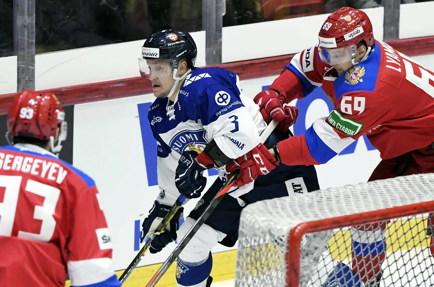 Teemu Pulkkinen (keskel).