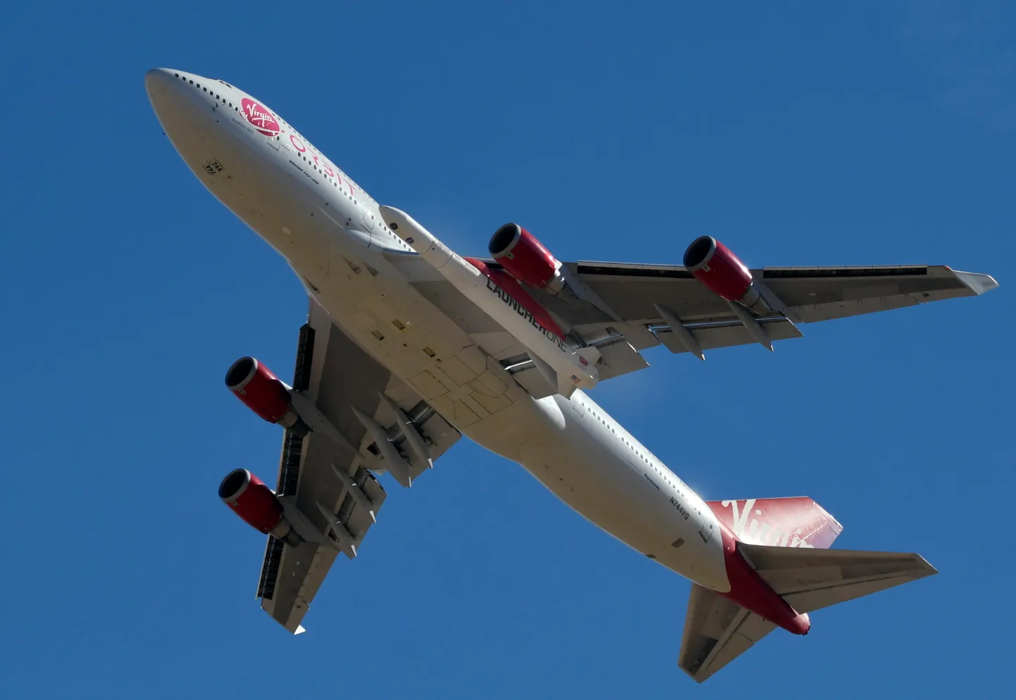 Boeing 747 kandmas Virgin Orbiti kosmoseraketti.