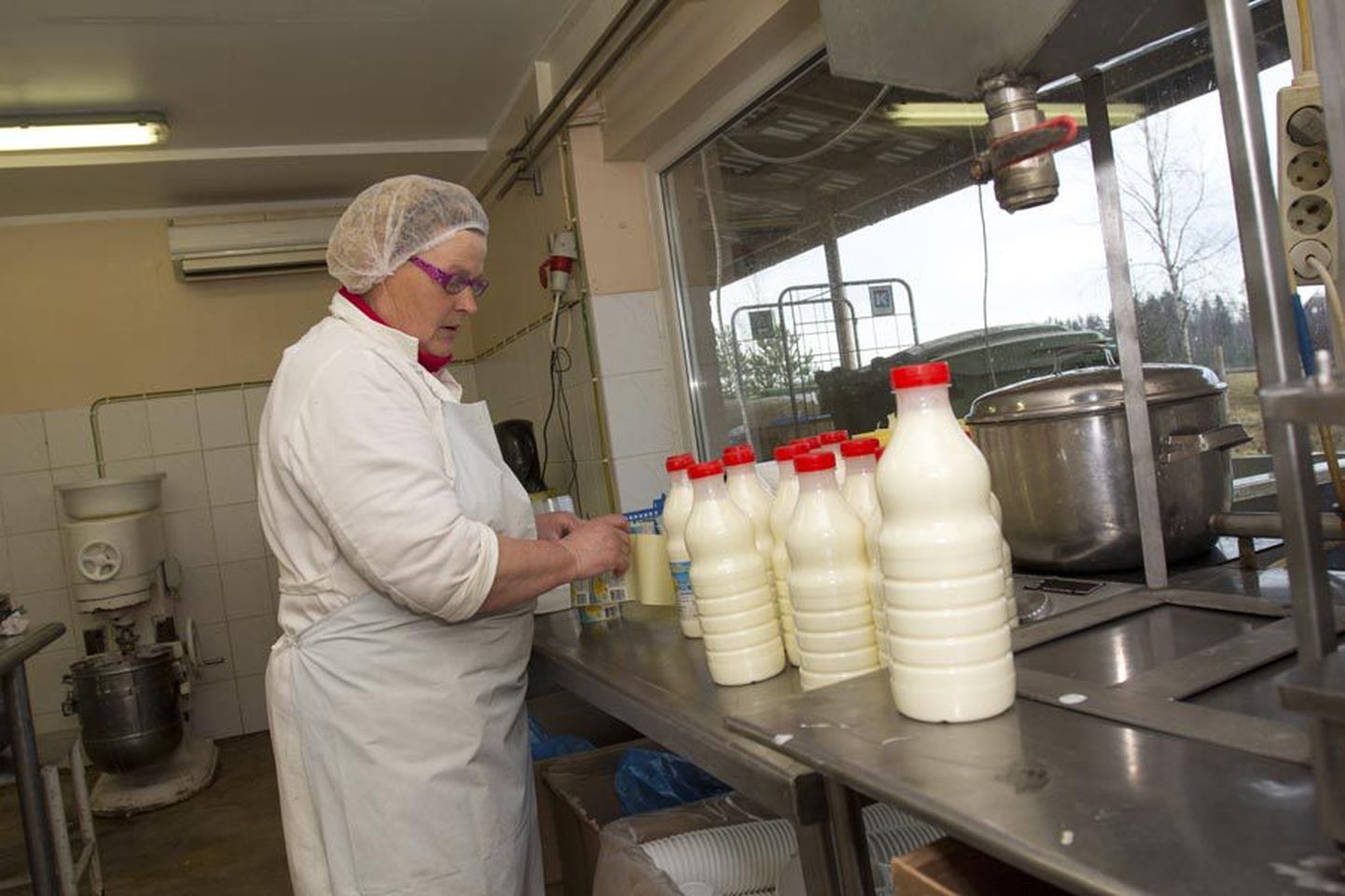 Kui piimapudelitele keeratakse Pajumäel korke peale nii käsitsi kui masinaga, siis pudelite sildistamine käib ainult käsitsi.