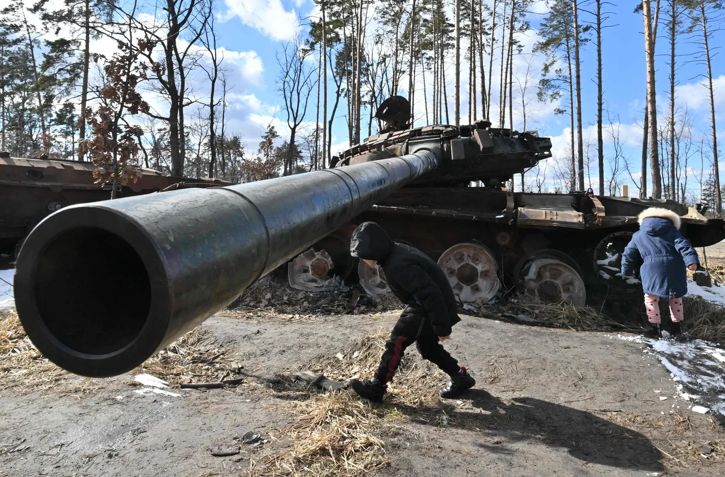 Ukraina lapsed mänguhoos purustatud tankiga. Foto tehtud Kiievi lähistel Dmõtrivka külas 6. märtsil 2023