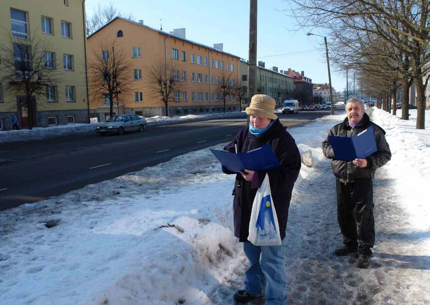 Vabatahtlikud liiklusvaatlejad Pärnus Pikal tänaval.
