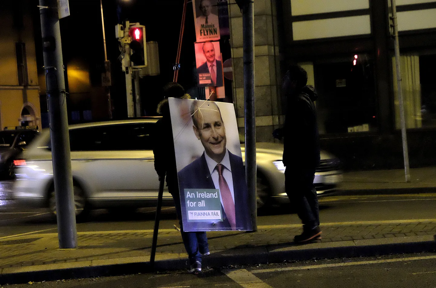 Valimisjärgsel ööl korjatakse Dublini tänavatelt ära ka Fianna Fail'i liidri Micheal Martini reklaamplakat.