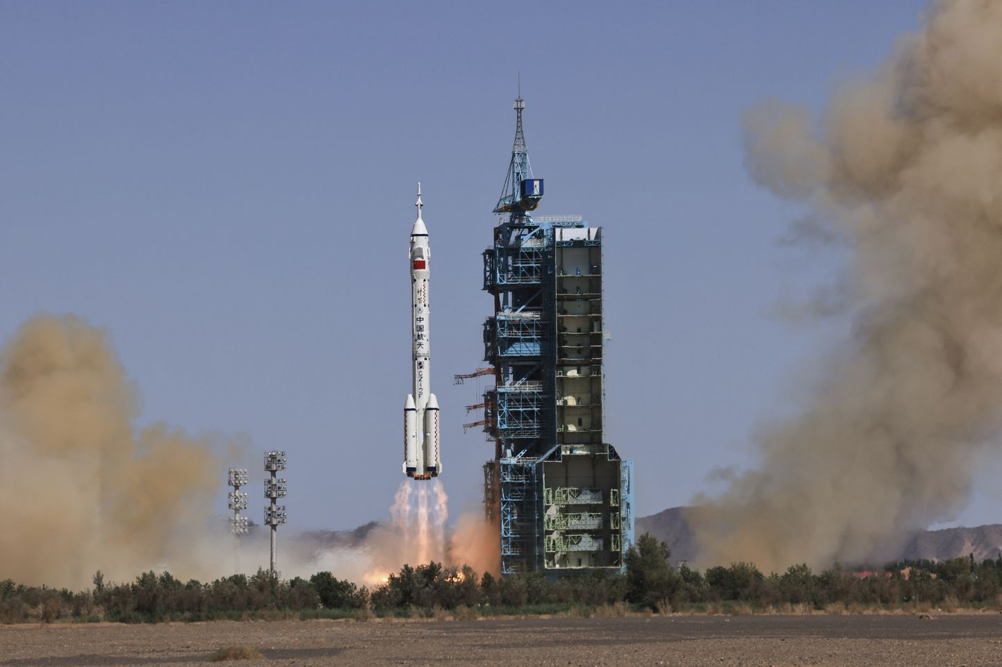 Hiina saatis kosmosesse raketi kolmeliikmelise meeskonnaga, et viia lõpule orbitaaljaama ehitus.