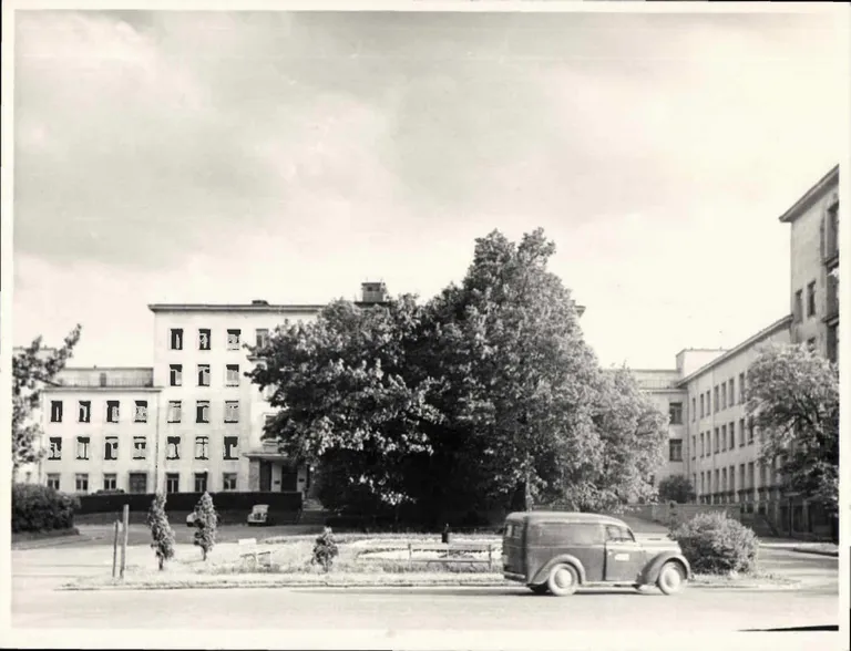 Ida-Tallinna Keskhaigla kirurgiakorpus enne IV- V korruse rekonstrueerimist. Tundmatu autori foto.