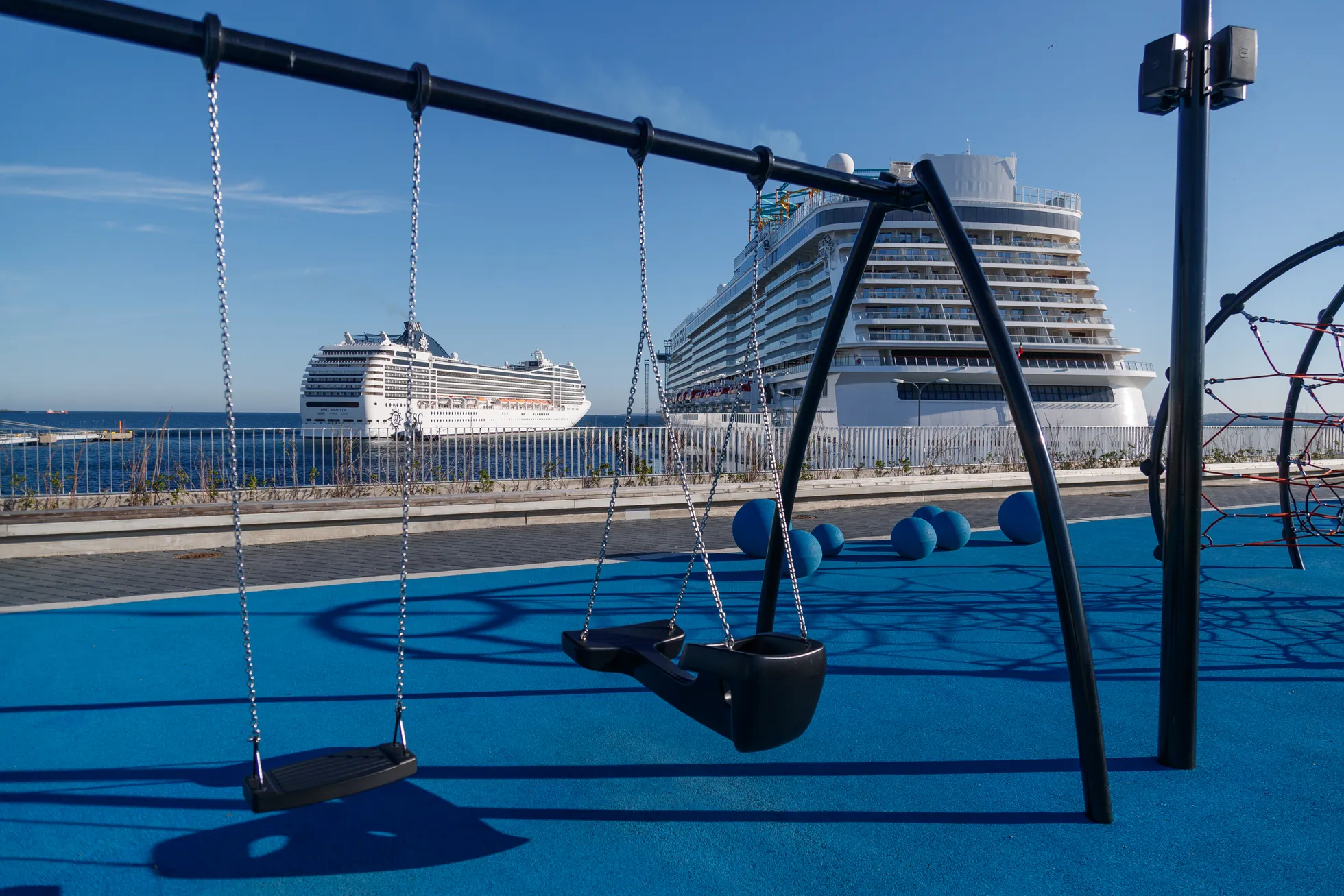 Kruiisilaevad saabumas laupäeva hommikul Tallinna Vanasadama kruiisiterminali. MSC Poesia ja Norwegian Getaway