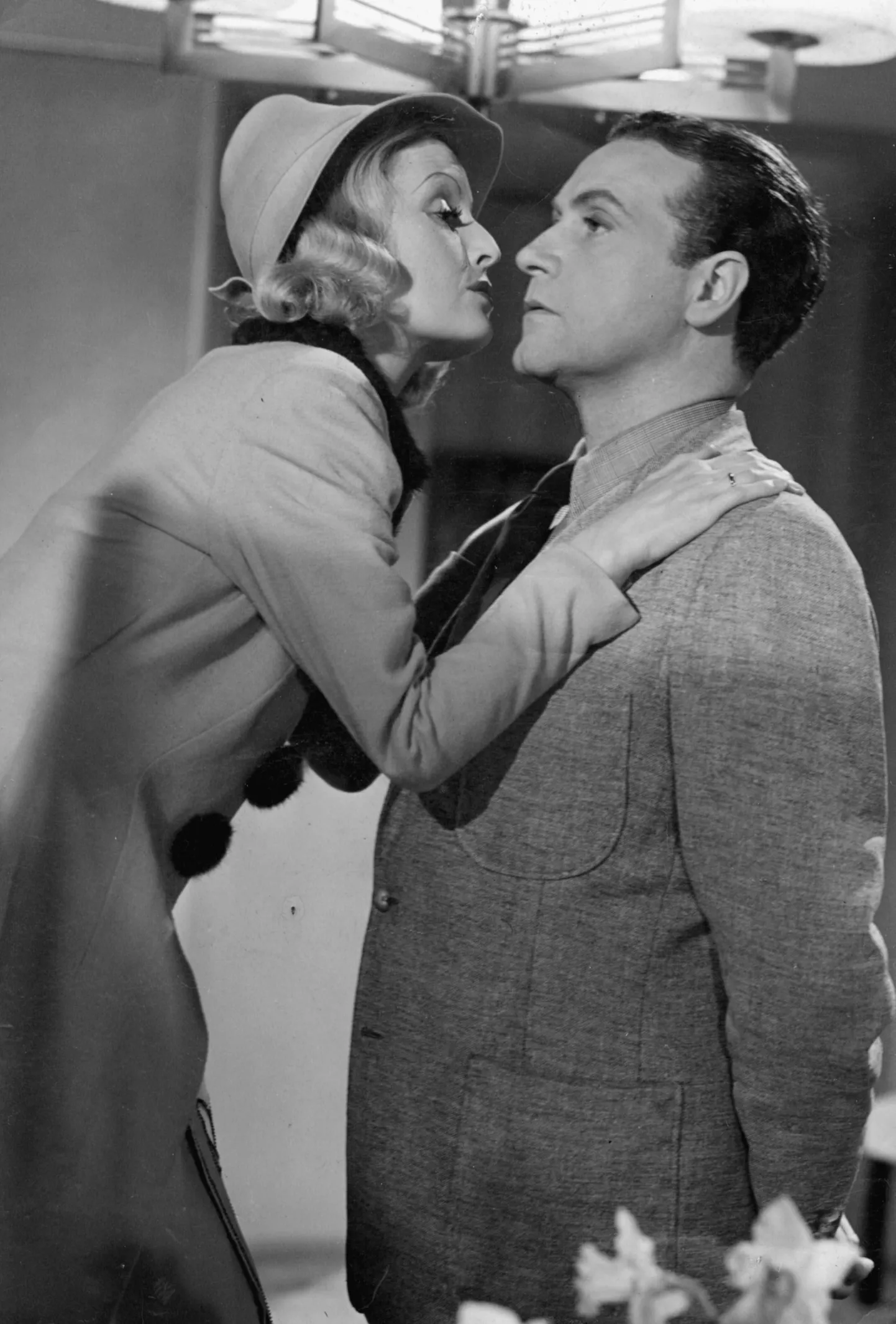 Pilt on illustreeriv. Kaader filmist «Frau am Steuer»: Lilian Harvey ja Willy Fritsch.