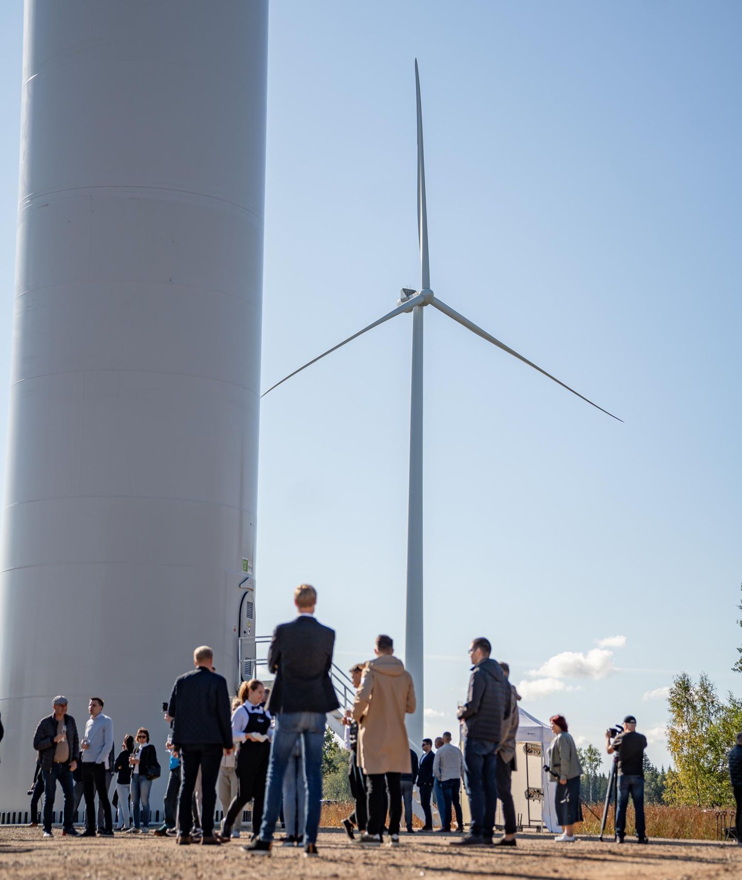 Saarde tuulepargi üheksa tuulikut paiknevad Pärnu- ja Viljandimaa piiril. Kilingi-Nõmmest jääb lähim tuulik umbkaudu kümne kilomeetri ja Tihemetsast viie kilomeetri kaugusele.
