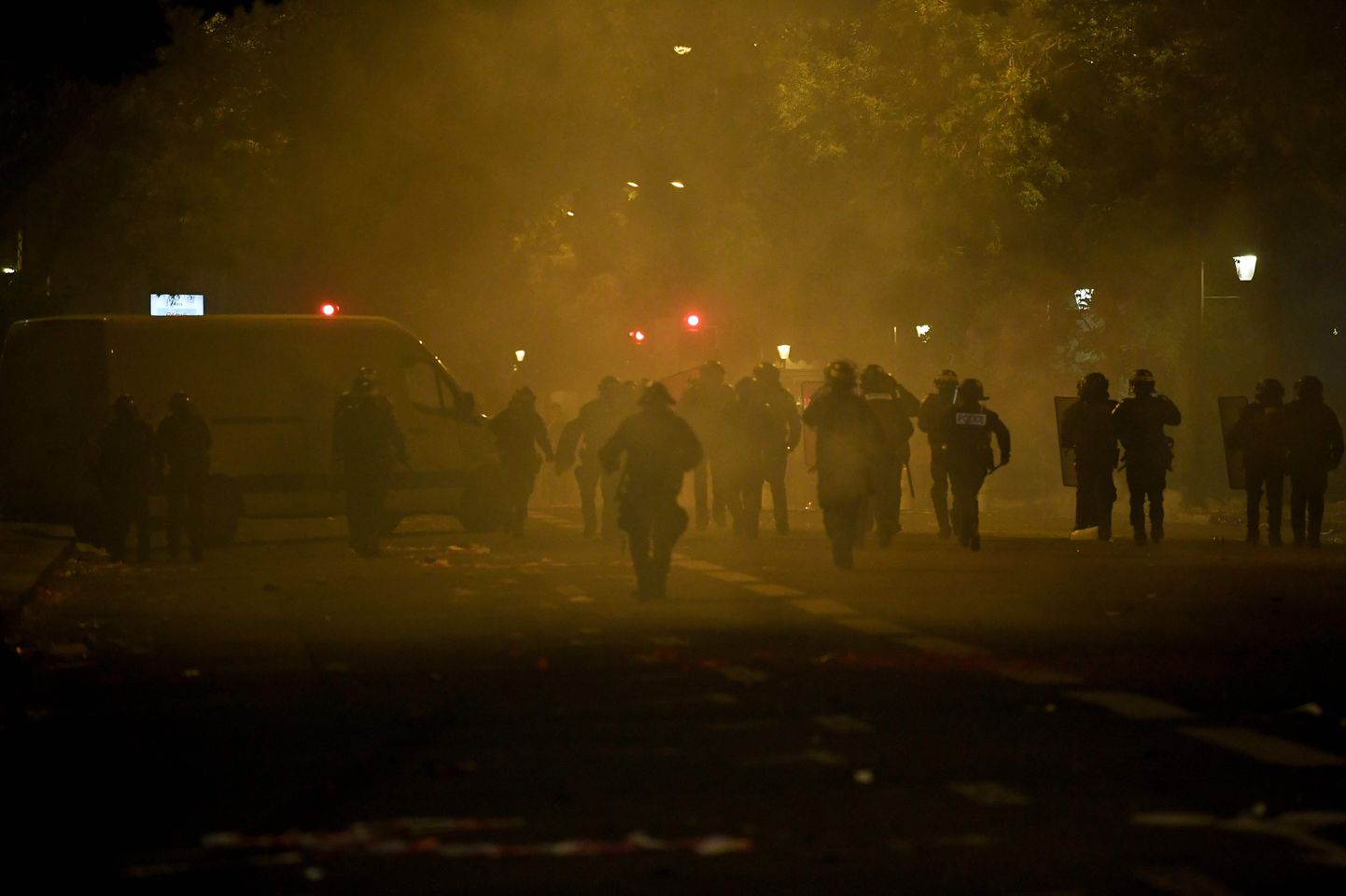 Столкновения между болельщиками "ПСЖ" и парижской полицией.