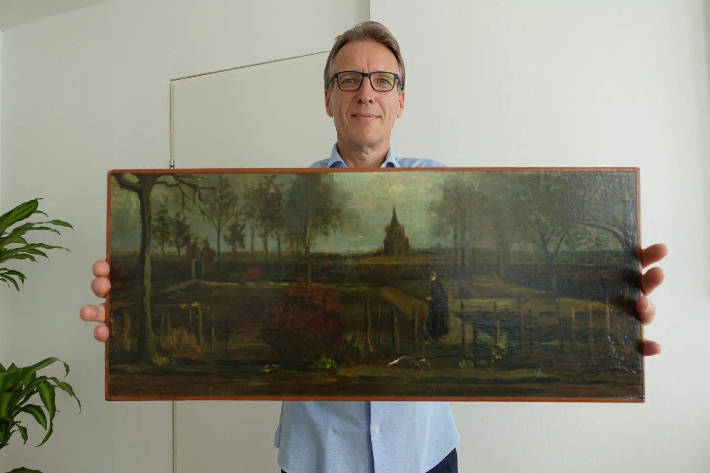 Hollandi kunstiröövidega tegelev uurija Arthur Brand näitab tagasi saadud Van Goghi maali