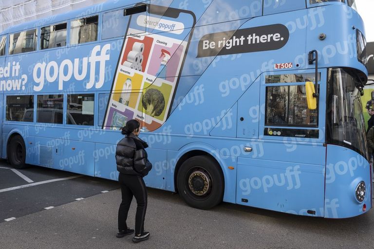 Buss Londonis Gopuffi reklaamimas.
