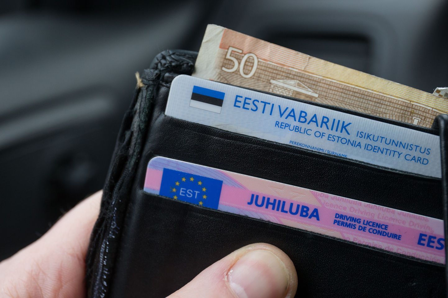 Согласно эстонским законам, водительское удостоверение, выданное за рубежом при наличии действующего вида на жительства в Эстонии, считается недействительным.