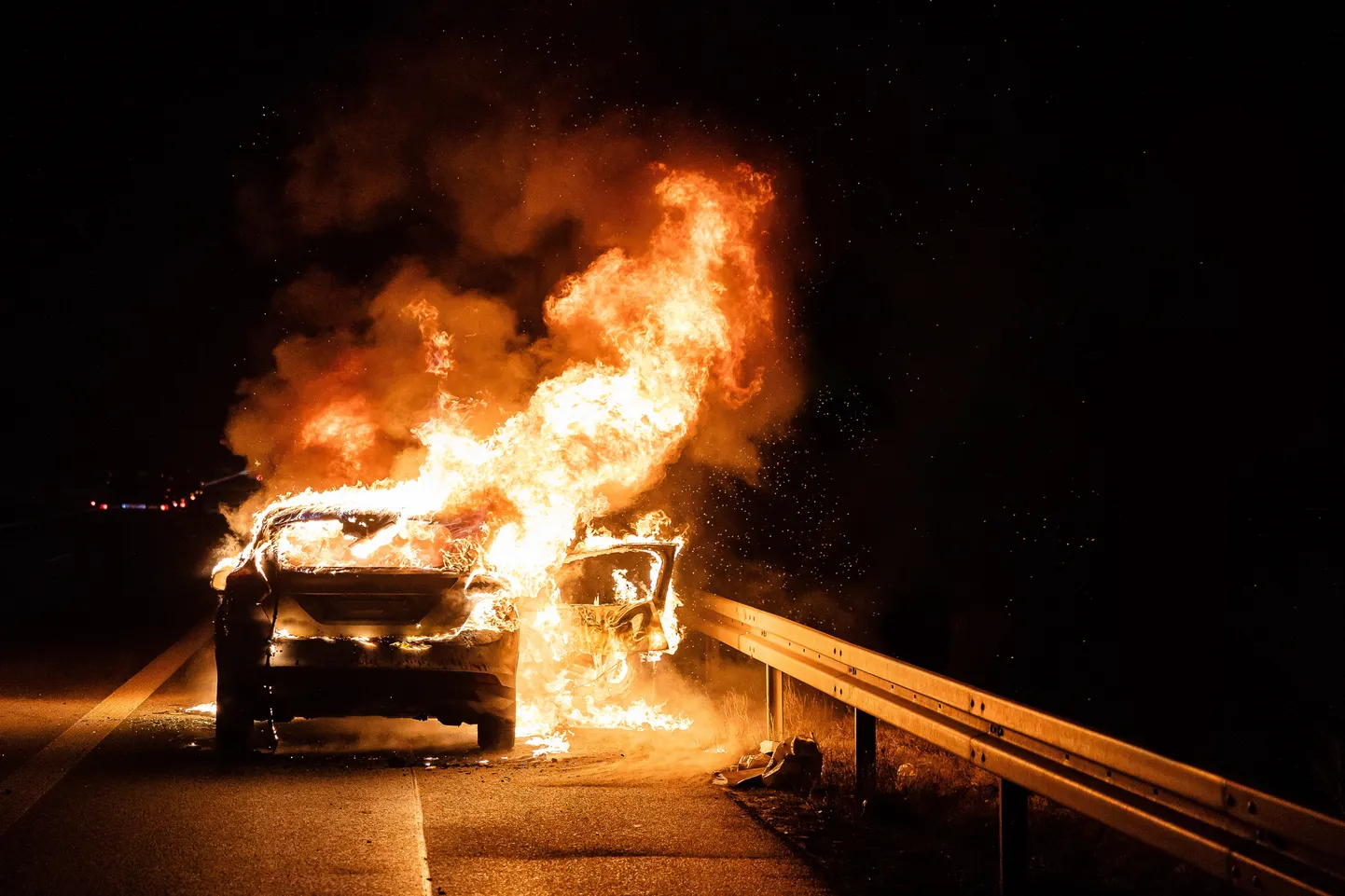 Автомобиль горит. Иллюстративное фото