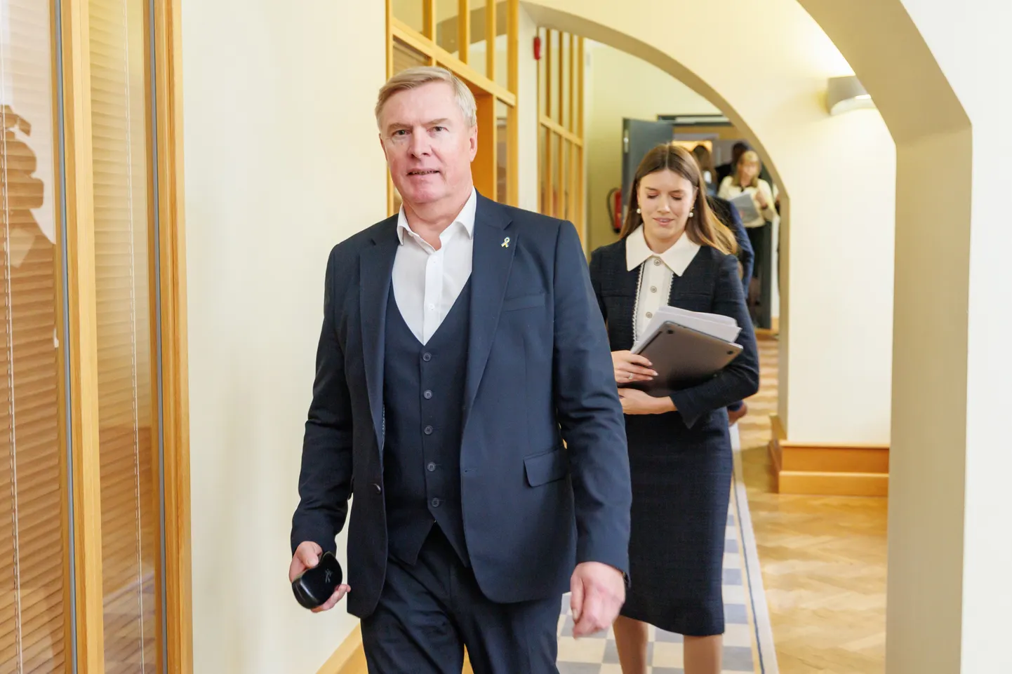 Prokuratuur esitas taotluse riigikogu liikmelt Kalle Laanetilt saadikupuutumatus ära võtta, millega mees ise ka nõus on. Taamal riigikogu korruptsioonivastase erikomisjoni esimees Anastassia Kovalenko-Kõlvart.