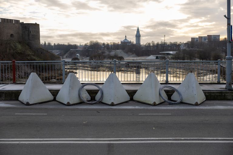 «Зубы дракона» на эстонской половине моста через Нарову.