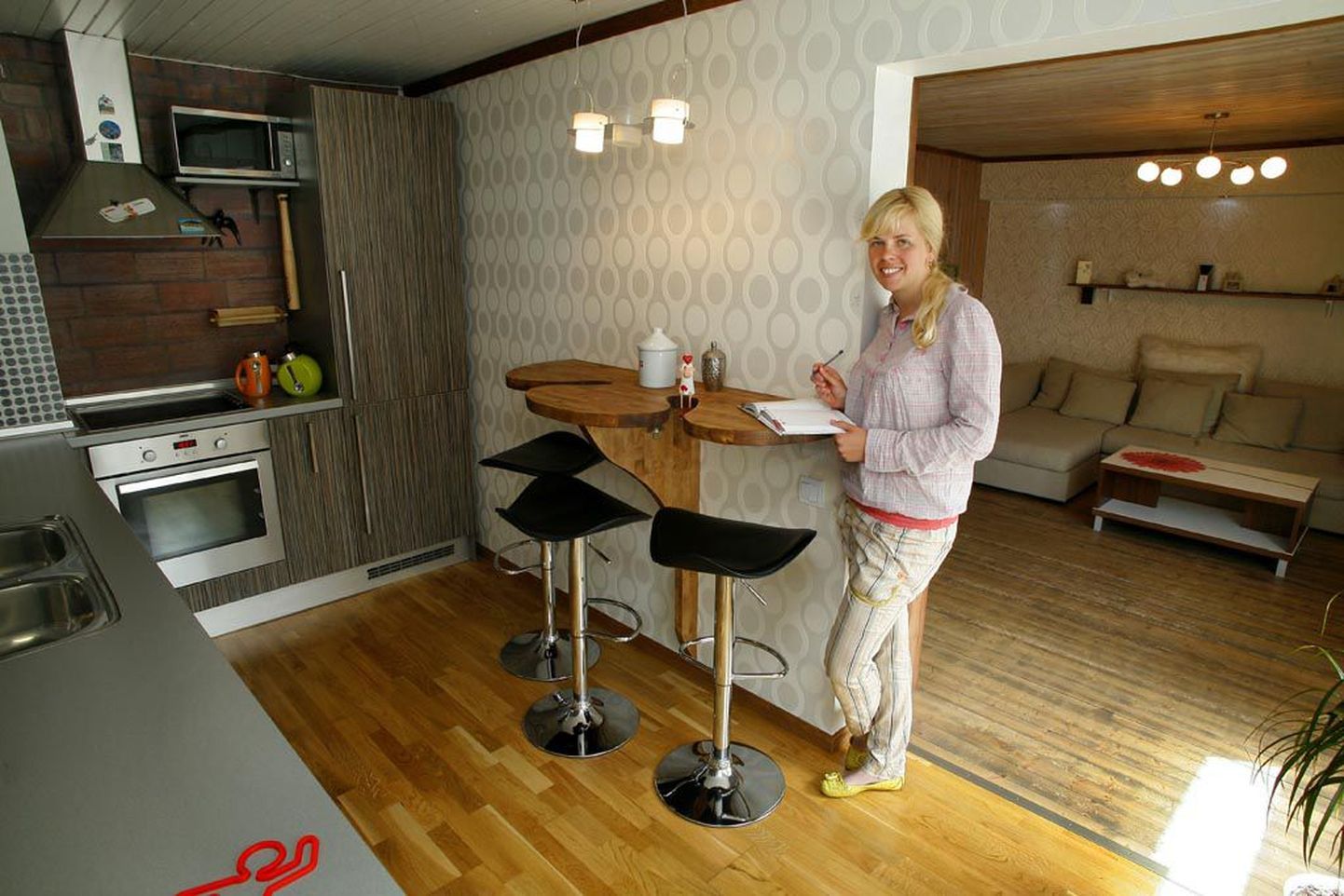 Pindi Kinnisvara maakler Sandra Kronbergs näitab kahetoalist korterit, mille nädalahind on 8000 krooni.
