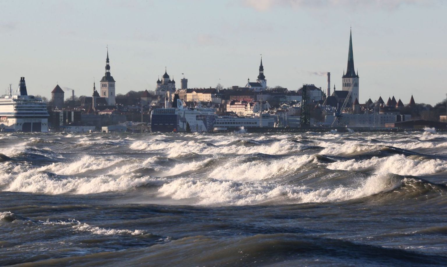 Эстонская экономика борется со штормом в море.