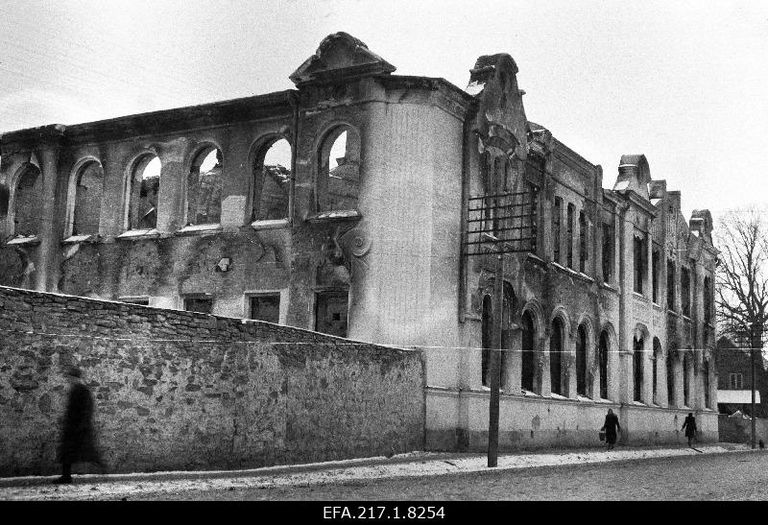 Kuressaare kreiskooli varemed, 1944.