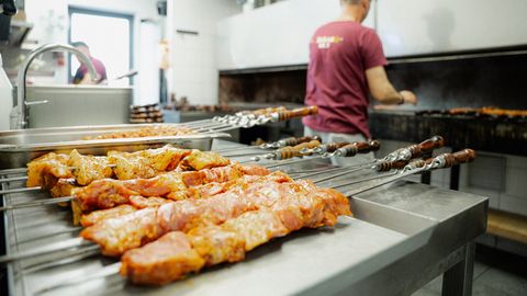 "Šašlika Nr.1" noslēpumi. Kā un par kādu naudu plaukst grilbārs ar miljoniem eiro lielu apgrozījumu?