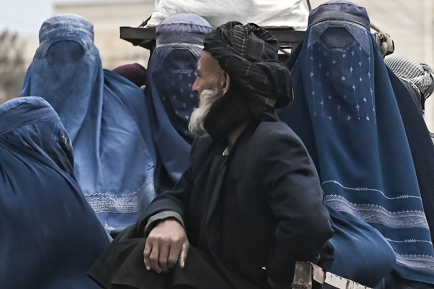 Afgaani mees burkas naistega.