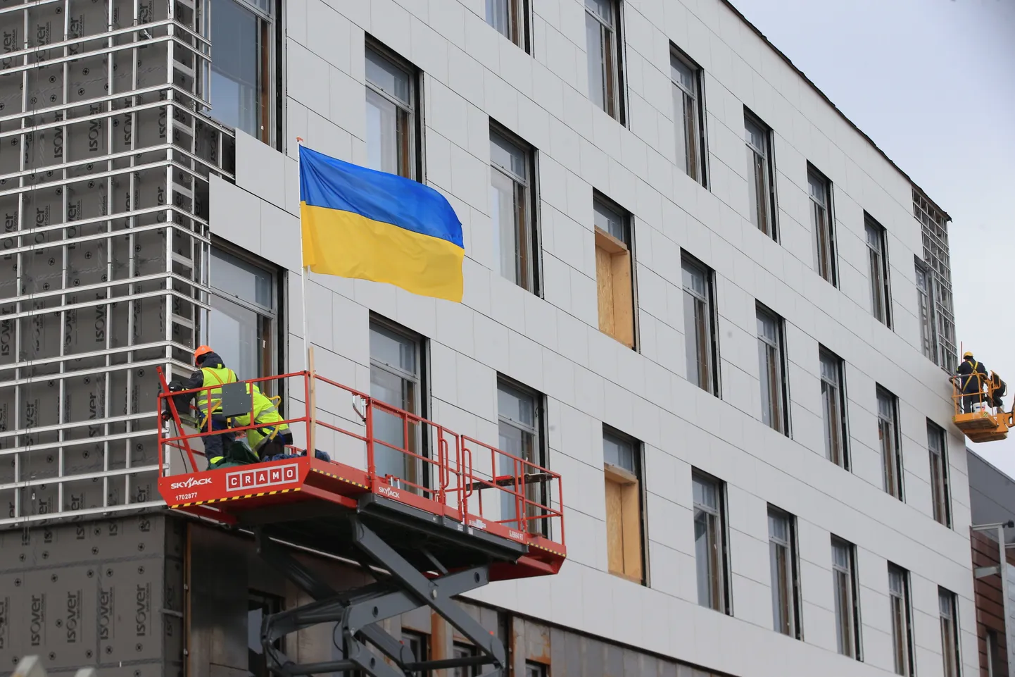 02.03.2022, Tartu
Maarjamõisa haigla ehitusel on Ukrainast pärit ehitajad heisanud tõstukil Ukraina lipu.
Foto Margus Ansu, Tartu Postimees