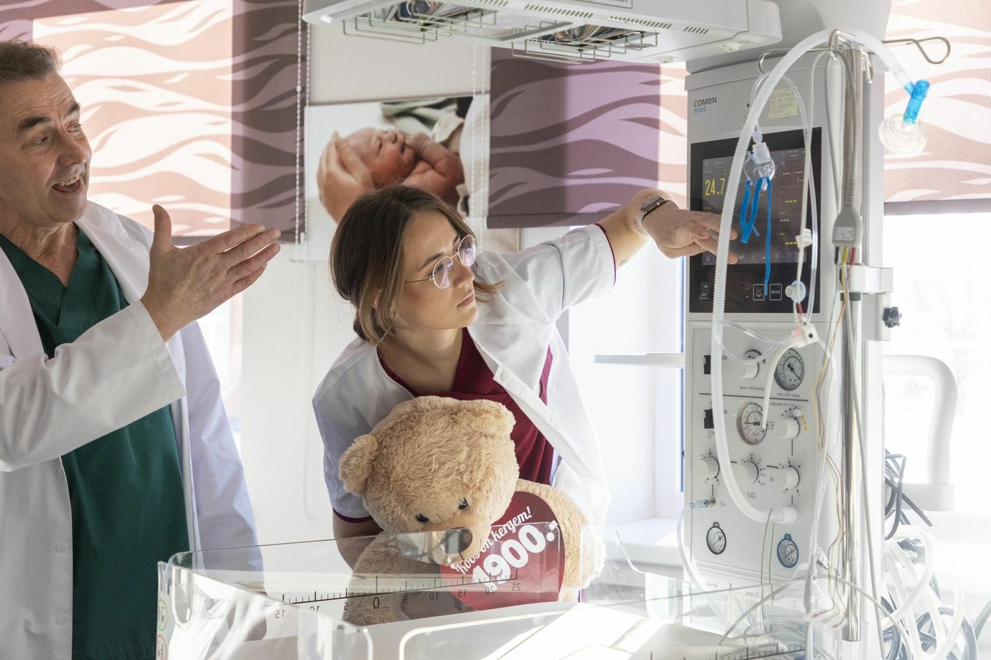 Järvamaa haigla ämmaemandusjuht Keidy-Anet Lavrikov näitab uut vastsündinute intensiivravi- ja jälgimislauda, mida osakond kasutab peaaegu iga päev. Uut tehnikat on tulnud sünnitusabisse rohkemgi ja edaspidi lisandub veel.