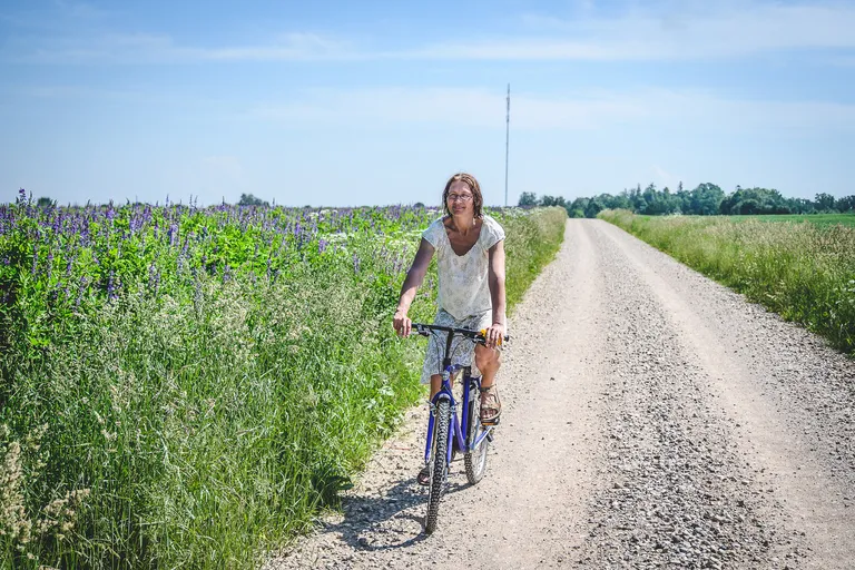 Jaanika Toomele meeldib endale Mulgimaa võlu nautida rattaga sõites.
