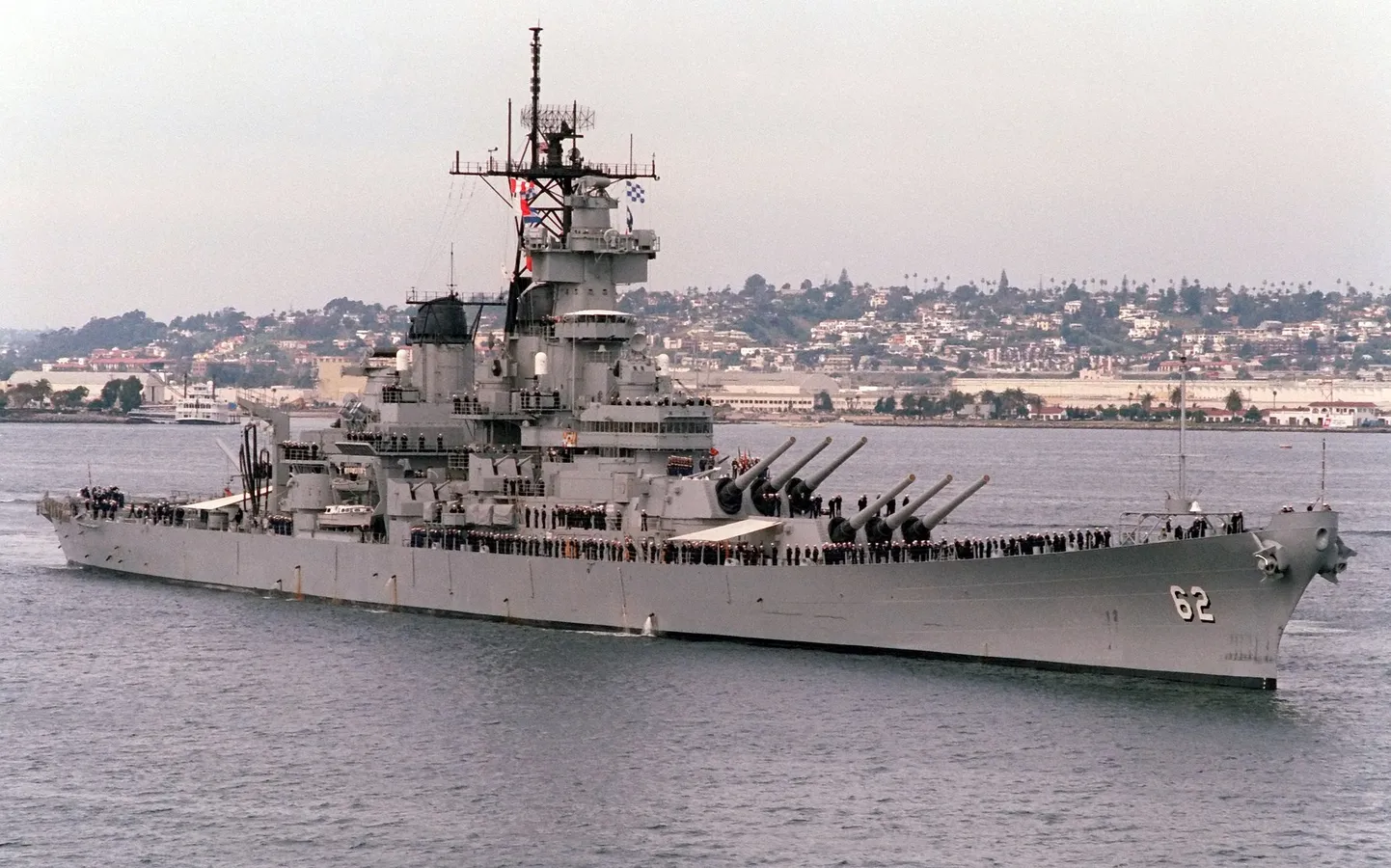 Meeskonnaliikmed lahingulaeva USS NEW JERSEY (BB 62) pardal (1985).