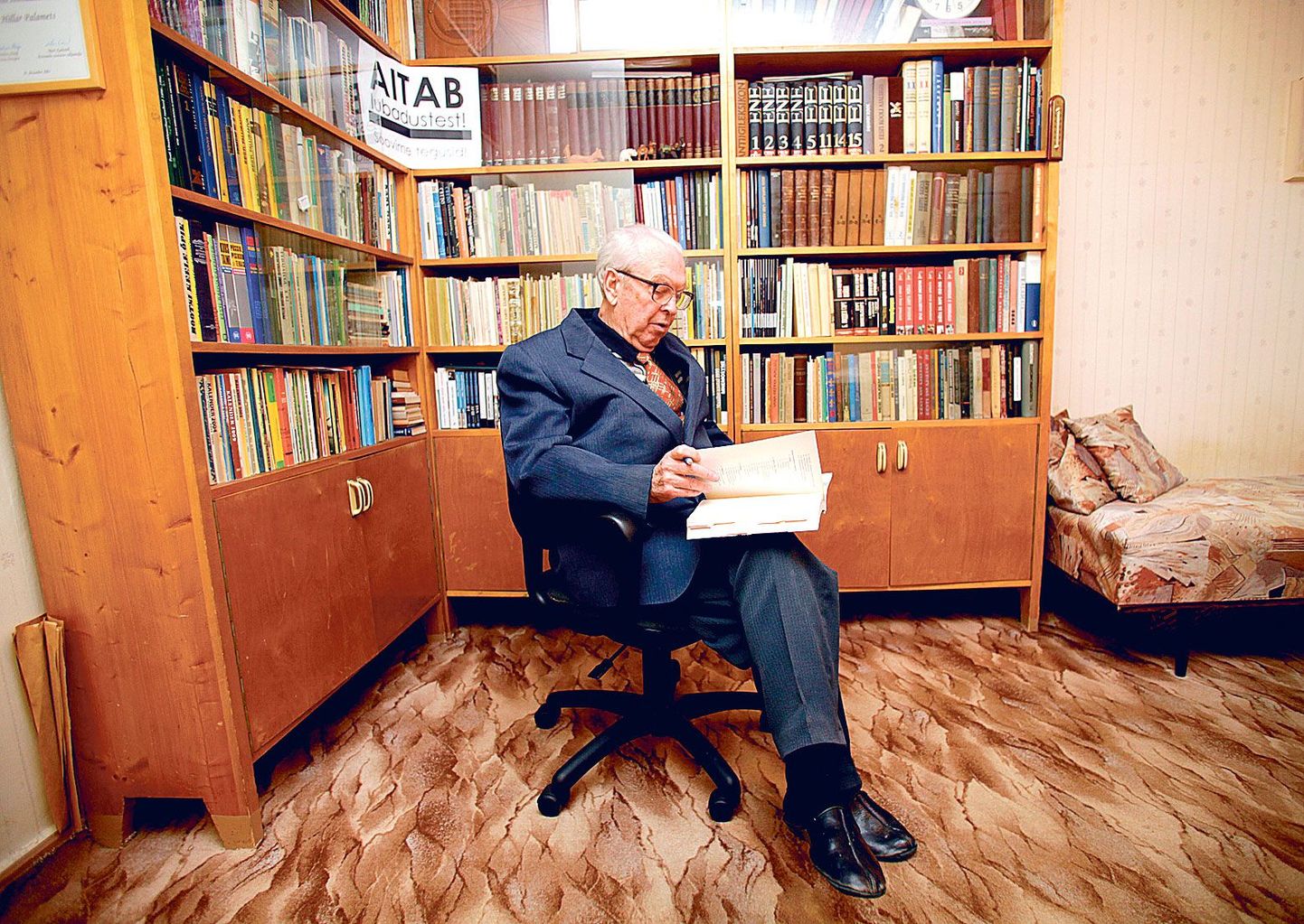 Ajaloolane Hillar Palamets (85) andis eile kodus oma uude raamatusse autogrammi.