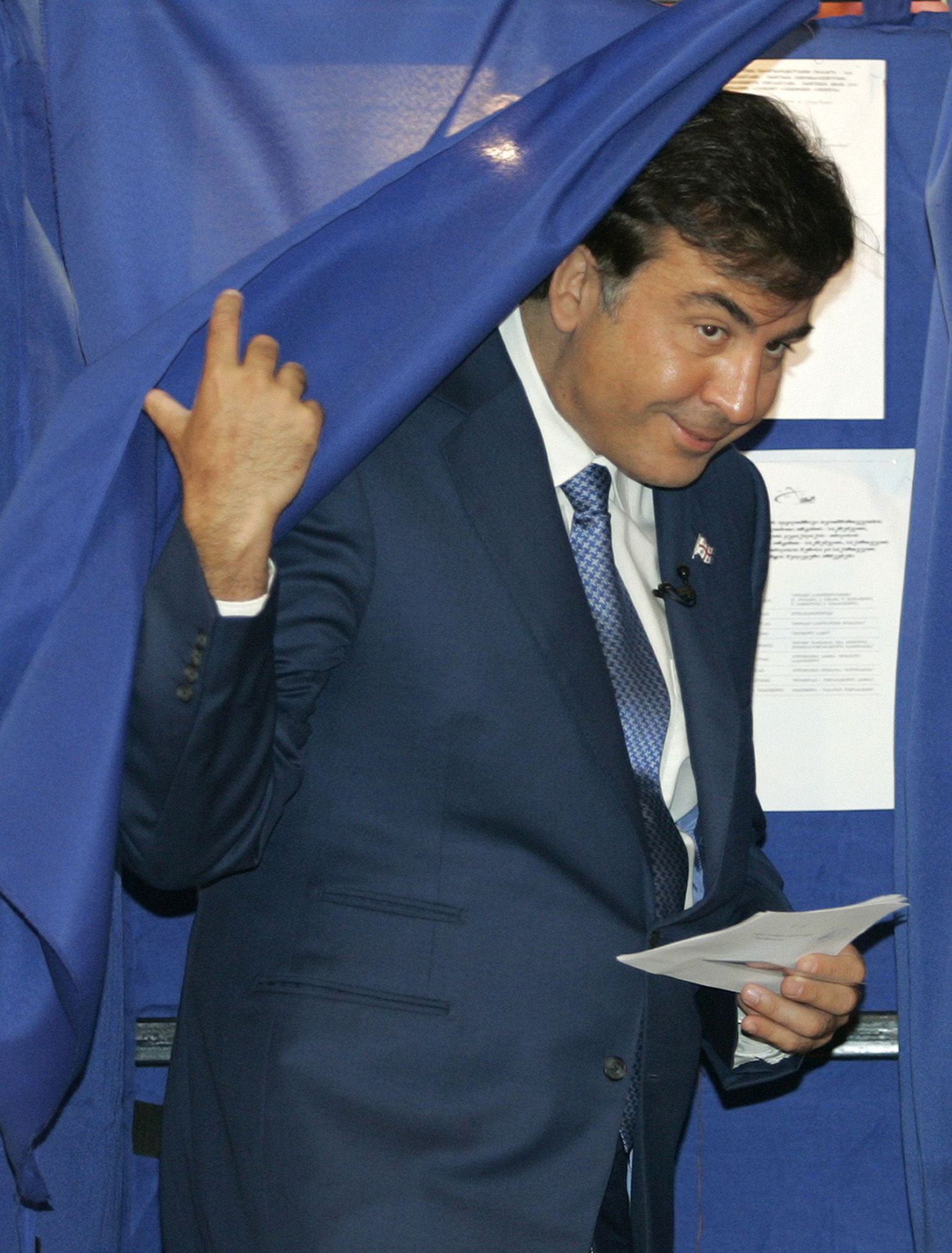 Mihheil Saakašvili eile Thbilisi valimisjaoskonnas hääletuskabiinist väljumas.